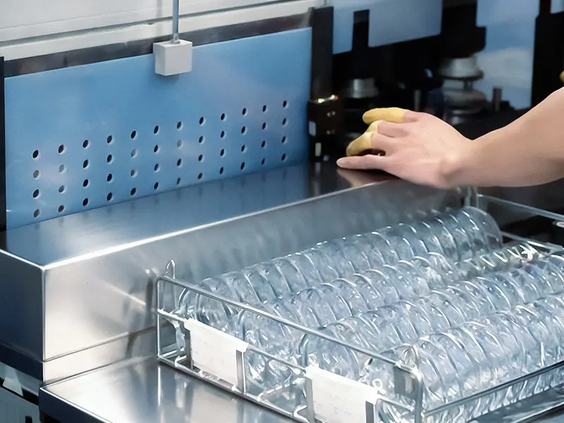 the finished lens is under quality inspection